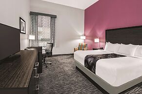 La Quinta Inn & Suites by Wyndham Dallas Grand Prairie North