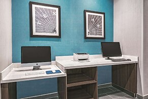 La Quinta Inn & Suites by Wyndham Dallas Grand Prairie North
