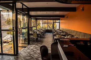 Hotel Seven Lake Paradise