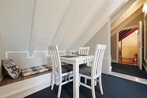 Palace Central Square