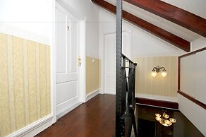 Palace Central Square