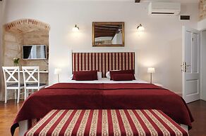 Palace Central Square