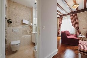 Palace Central Square