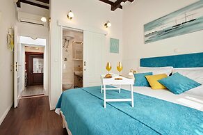 Palace Central Square