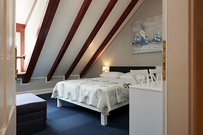 Palace Central Square