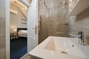 Palace Central Square