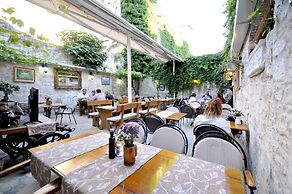 Palace Central Square