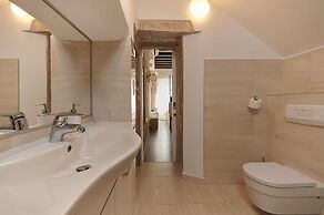 Palace Central Square