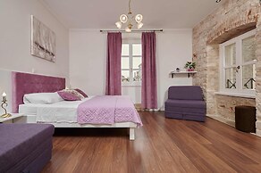 Palace Central Square