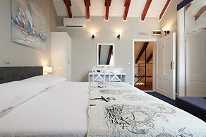 Palace Central Square