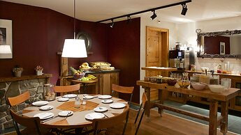 22 Summits Apartments