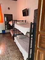 Feathers Hotel and Lounge - Hostel
