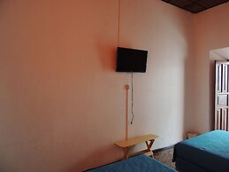 Feathers Hotel and Lounge - Hostel
