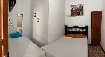 Feathers Hotel and Lounge - Hostel