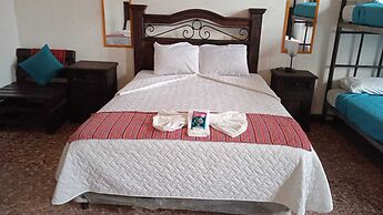 Feathers Hotel and Lounge - Hostel
