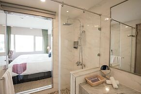 Aeris International Hotel