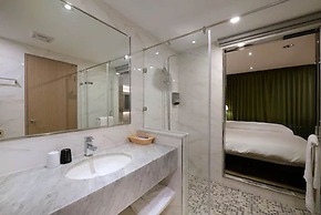 Aeris International Hotel