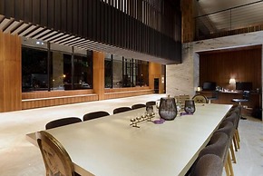 Aeris International Hotel