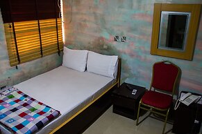 Glasshouse Hotel and Suites