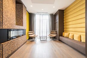 Grand Royal Condos - CN Tower