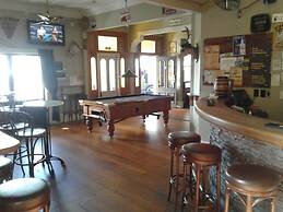 Shooters Saloon Bar Hotel & Cabins