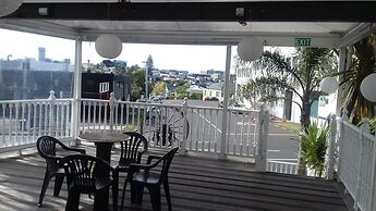 Shooters Saloon Bar Hotel & Cabins
