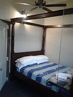 Shooters Saloon Bar Hotel & Cabins
