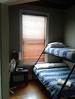 Shooters Saloon Bar Hotel & Cabins