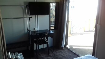 Shooters Saloon Bar Hotel & Cabins