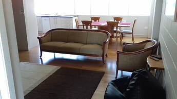 Shooters Saloon Bar Hotel & Cabins