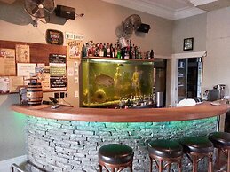 Shooters Saloon Bar Hotel & Cabins