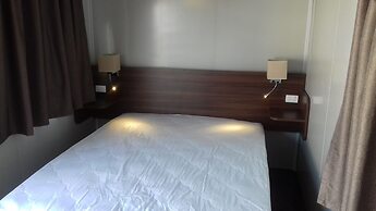 Shooters Saloon Bar Hotel & Cabins