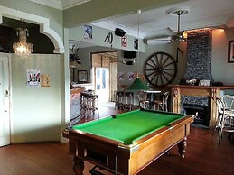 Shooters Saloon Bar Hotel & Cabins