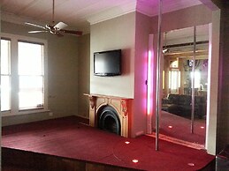 Shooters Saloon Bar Hotel & Cabins