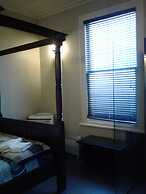 Shooters Saloon Bar Hotel & Cabins