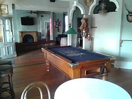 Shooters Saloon Bar Hotel & Cabins