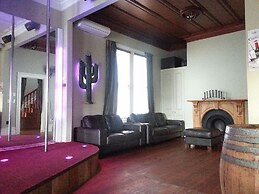 Shooters Saloon Bar Hotel & Cabins