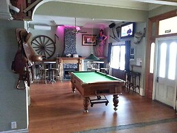 Shooters Saloon Bar Hotel & Cabins