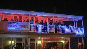 Shooters Saloon Bar Hotel & Cabins