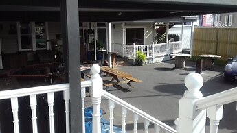 Shooters Saloon Bar Hotel & Cabins