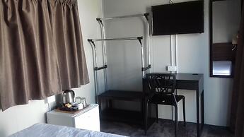 Shooters Saloon Bar Hotel & Cabins