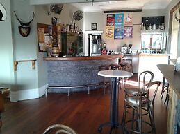 Shooters Saloon Bar Hotel & Cabins