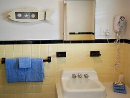 Moontide Motel Cabins & Apartments