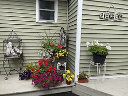 Moontide Motel Cabins & Apartments