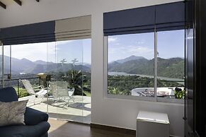 The Albatross, Kandy