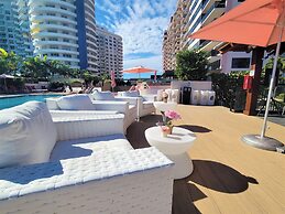 Deluxe Beach Resort - HORA RENTALS