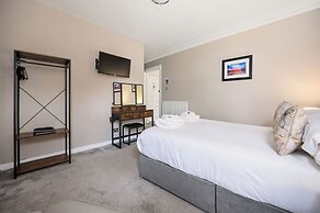 Corran House Guest House & Hostel