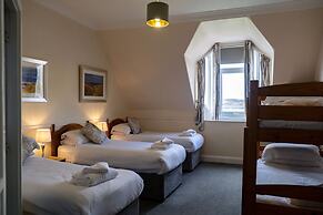 Corran House Guest House & Hostel