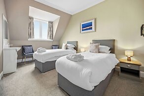 Corran House Guest House & Hostel