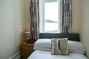 Corran House Guest House & Hostel